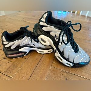Boys Nike Air Max size 3.5, very good condition